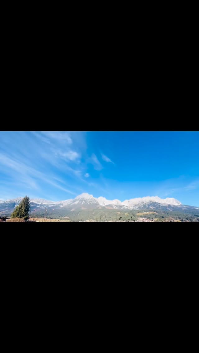 Vorweihnachtszeit in Tirol 🏔️🎄🎶🌞 @Clemens Unterreiner @kitzbuehel_tirol @visittirol #ClemensUnterreiner #kammersänger #news #christmas #kitzbuhel 📸©️CU |