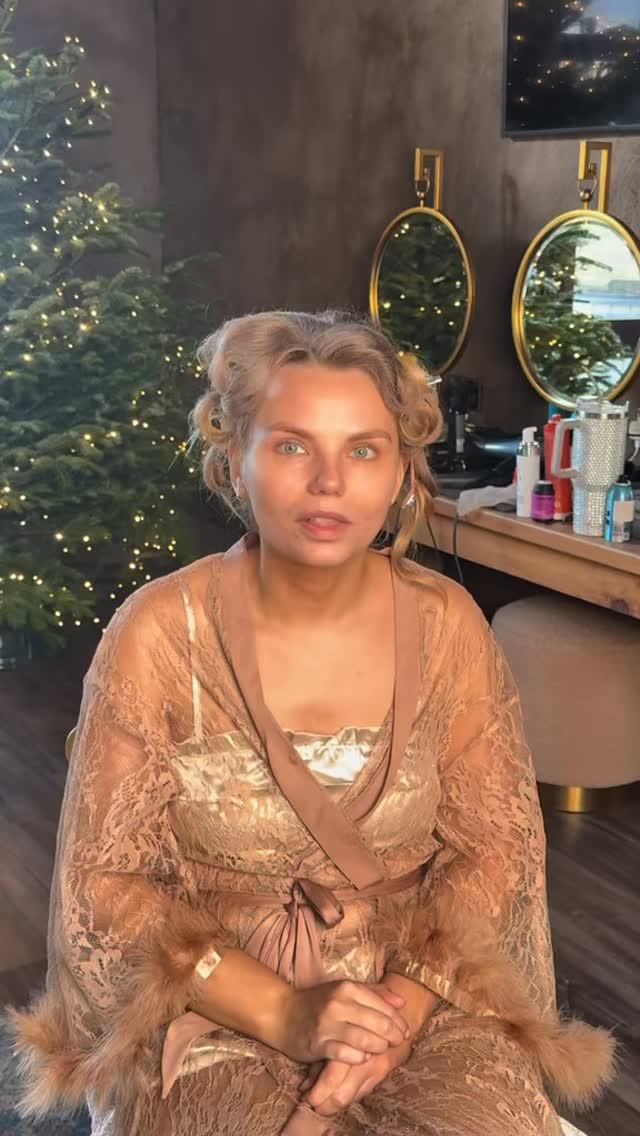 A little vintage, a little festive ✨
Soft bridal hair & makeup with that timeless glow 🤍
#mua #hair #vintage #xmas #picoftheday #bride #fyp