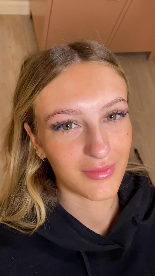 Des sourcils parfaitement dessinés, tout en douceur 🤍
Un maquillage permanent ultra naturel pour sublimer le regard sans effet maquillé.
À Noël, offrez-vous un regard harmonieux, frais et lumineux, du matin au soir… même sans maquillage 🎄✨
La beauté naturelle, simplement révélée.