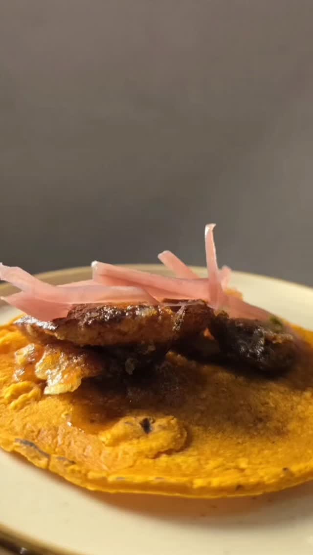 TACOS Y GALLOS
SIETE MORDISCOS ENTRE ANTIGUA Y EL TRÓPICO
Una experiencia de fusión artesanal entre
el alma de Montagu y los sabores de Costa Rica.
Dos cocinas, una mesa.
SÁBADO 13 DE DICIEMBRE
7PM
DM para reservar