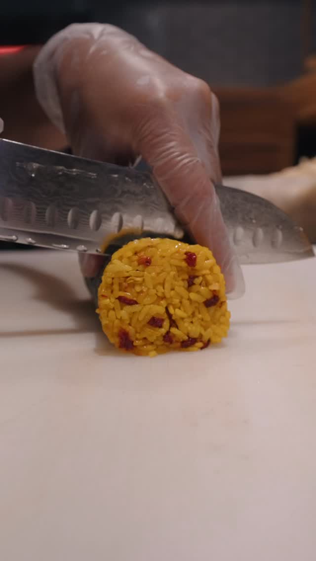 Ein Biss und du bist im Orient. ✨
Zartes Premium-Hähnchen, veredelt mit Safranlack by Chef Mo, fruchtiger Berberitze und cremigem Cream Cheese.
Fusion, die man schmeckt.
📍 Miyaki Restaurant
#Miyaki #FusionDieManSchmeckt #OrientalChickenRoll #Safranlack #ChefMo #ModernSushi #OrientMeetsAsia #FoodReel #FineFusion