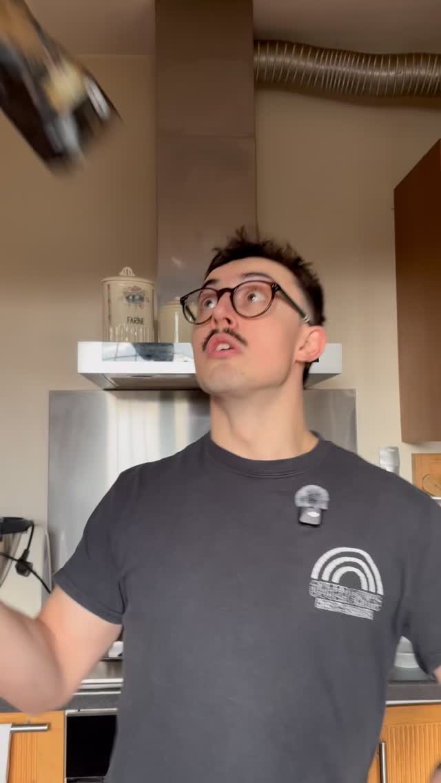 COFFEE 101, ep 13 - HOW TO READ COFFEE BAGS
Arrête de choisir ton café parce que tu aimes la marque
Sur les paquets de café en supermarché, il y a trop d’infos.
Et dans 90 % des cas ?
👉 Elles ne servent à rien.
C’est du marketing pour te donner envie d’acheter.
Les “arômes” annoncés ?
Souvent, tu ne les retrouves même pas dans la tasse.
Résultat : un café vraiment moyen
Le mot “intensité” sur le paquet ?
Ça veut juste dire que le café est très torréfié.
À la place, choisis un café de torréfacteur
Sur ce type de paquet, tu trouves :
1️⃣ d’où vient le café
2️⃣ les goûts que tu peux vraiment sentir
3️⃣ comment le préparer (filtre, espresso…)
4️⃣ et même le numéro de lot, comme une carte d’identité
Moins de marketing.
Plus de café.
#onecupatadiviso
#specialtycoffee #roasting #coffeeaddict #coffee #coffeeculture