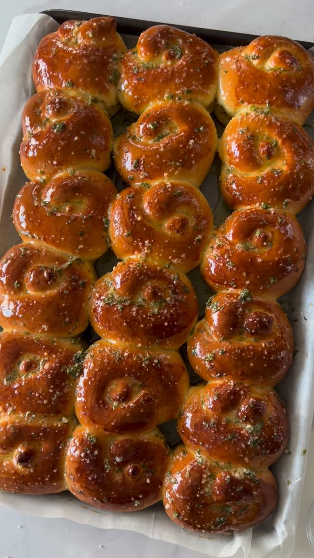 לחמניות שום עננים
לבצק:
500 גרם קמח
10 גרם שמרים יבשים
60 גרם שמן רגיל או שמן זית
1 כפית מלח
1 ביצה
50 גרם סוכר (רבע כוס)
250 מ״ל מים פושרים1
לציפוי שום:
50 גרם חמאה מומסת
50 מ״ל שמן זית
כפית גדושה שום גבישי
כפית גדושה פטרוזיליה יבשה
רבע כפית מלח
ביצה טרופה להברשה לפני אפייה
אופן הכנה:
לקערת מיקסר עם וו לישה ,מכניסים קמח, סוכר, שמרים ומים פושרים ומתחילים ללוש
מוסיפים ביצה, שמן ומלח ולשים 10 דקות עד לקבלת בצק רך, אחיד וגמיש ומעט דביק
יוצרים כדור, משמנים מעט את פני הבצק ומכסים
מתפיחים שעה עד להכפלת הנפח
מחלקים את הבצק לכדורים במשקל 60–70 גרם לכל לחמניה
מעצבים ללחמניות ומניחים על תבנית מרופדת בנייר אפייה
מכסים ומתפיחים שעה נוספת
מברישים ביצה טרופה
אופים בתנור שחומם מראש ל־180 מעלות כ15-20 דקות עד הזהבה
מערבבים את כל חומרי ציפוי השום
מיד עם יציאת הלחמניות מהתנור מברישים בנדיבות את כל הציפוי.