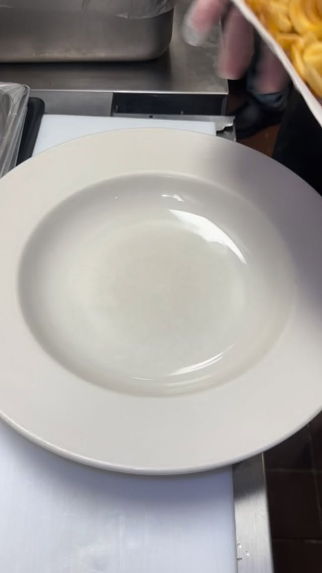 🎄✨ ALL I WANT FOR CHRISTMAS IS THE GOOEY WINGFINGER BOWL ✨🎄Curly-q fries, scratch-made blanco cheese + bacon topped with buttermilk-battered fried Buffalo Wingfingers and scratch-made buttermilk ranch!
Featuring our Director of Culinary Operations, Chef Zack Compton 👨🍳 #baumhowers #baumhowers #wings