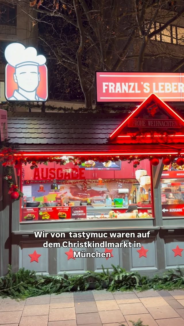 Franzls Leberkäs Speiserei
Jetzt genießen auf dem Christkindlmarkt
Neuhauserstr. 7, 80331 München, noch bis zum 24.12.1015 (10-14 Uhr)
Mo-SA 10-21 Uhr
SO 10-20 Uhr
Das Motto: PIMP MY LEBERKÄS !!!!
Leberkäs aufgepeppt mit frischem Trüffel oder mit leckerem Rösti bis hin zur veganen Leberkäsalternative.
Die Leberkästüte to go, mit in Streifen geschnittene Leberkäs und Pommes- das alles wartet auf euch. 🤪#food #münchen #weihnachtszeit #weihnachtsmarkt #leberkäs