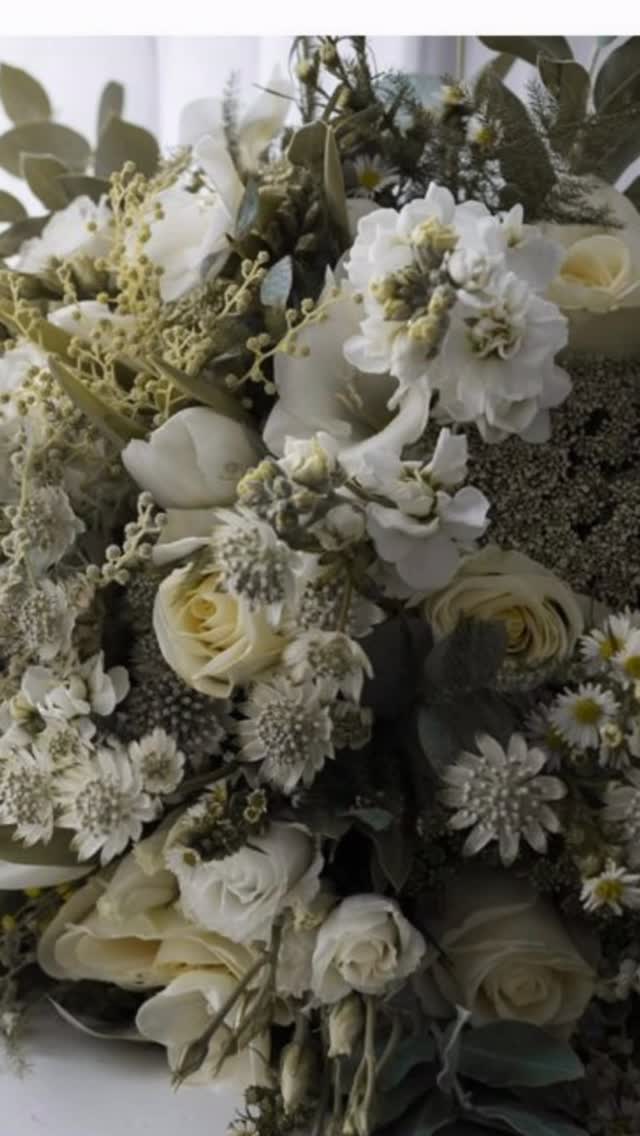 #weddingflowers #essexflorist #weddinginspiration #floraldesign #weddingflorals #weddingdecor #weddingstyle #gosfieldhallwedding #londonweddings