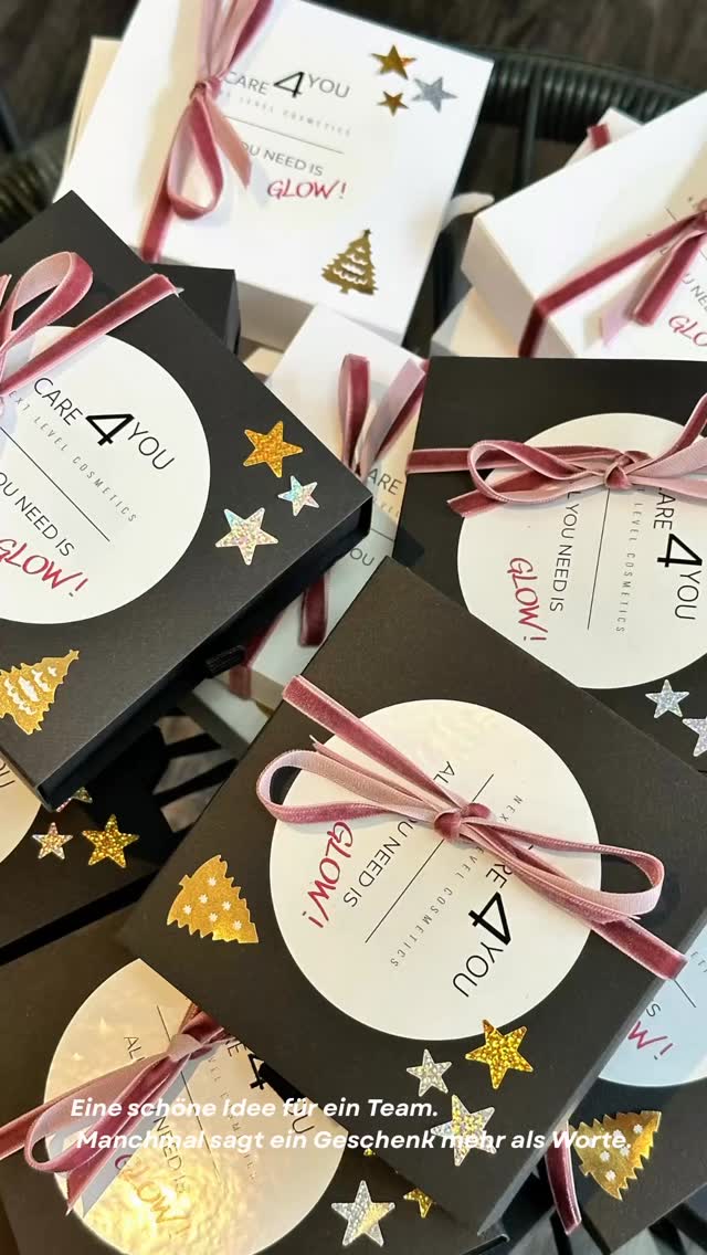 Es gibt Chefs, die schenken irgendwas.
Und es gibt Chefs, die sich wirklich etwas überlegen.
Nicht praktisch.
Nicht austauschbar.
Sondern etwas Schönes. Etwas Besonderes.
Geschenke für sein Team - mit dem Gedanken:
Ihr sollt euch freuen, ihr sollt euch gesehen fühlen.
Mit Liebe ausgesucht.
Mit Sorgfalt verpackt.
✨All you need is Glow✨
___
#dankbarfüralles #wertschätzung #weihnachten #hautpflege #glow #care4you