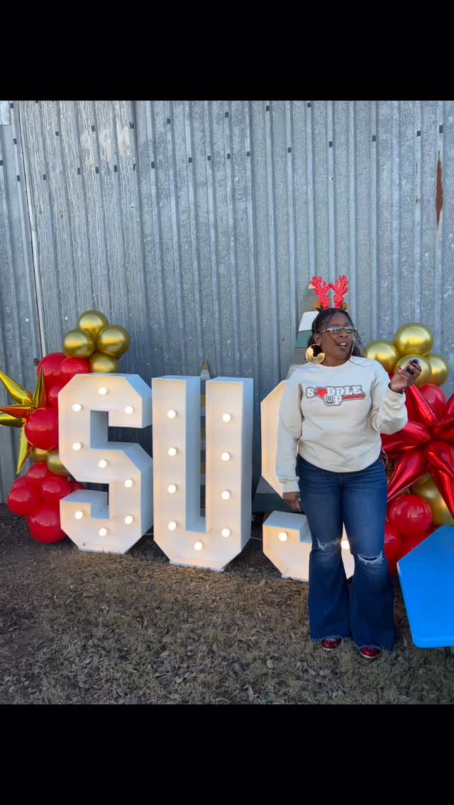 Hurry up and get here! The line dances are about to kick off, and you don't want to miss it. From amazing food to photos with Santa and mastering the hottest line dances in the city, this is the spot.
Bring your crew and join the fun while it's live! 🎄📷#HolidayVibes #LineDanceCity #CommunityMoments #EventDay