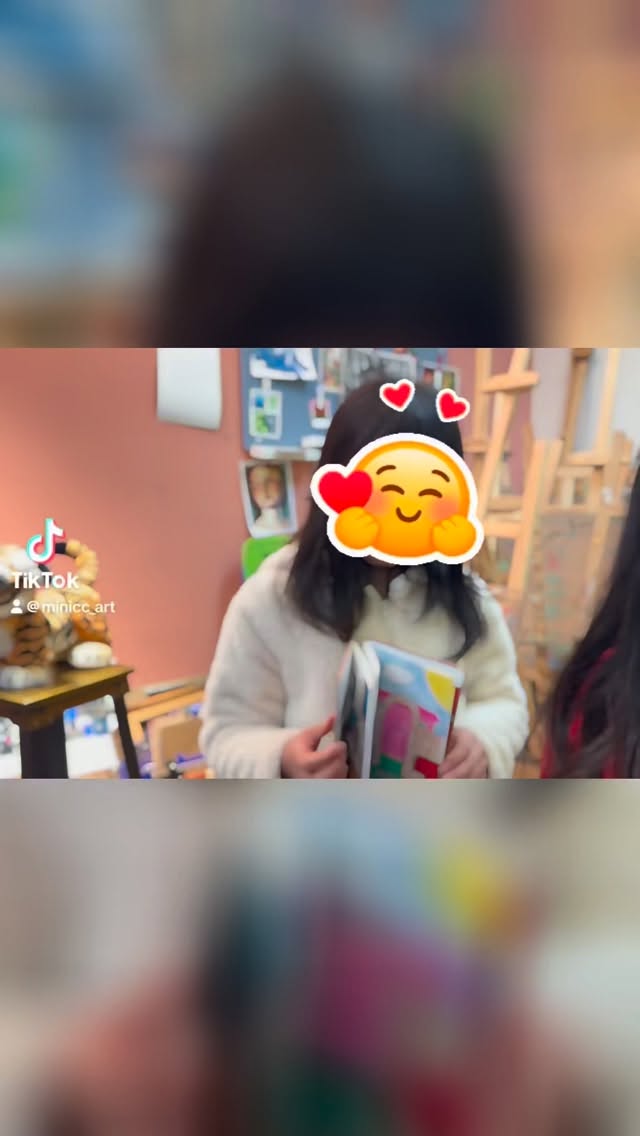 We handmade a zigzag sketchbook with lots of fun ideas: opening doors and windows, hidden surprises behind them, and a fully decorated cover as well!
#artclass #canartstudio @fremont_ca #creativekids