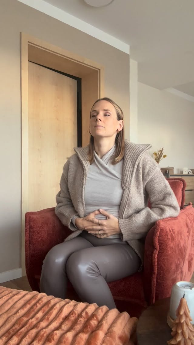 Kontrolle fühlt sich sicher an.
Aber für ein überlastetes Nervensystem bedeutet sie oft noch mehr Druck.
👉🏻In meiner Autoimmunen Sprechstunde geht es nicht darum, den Körper zu zwingen oder zu reparieren –
sondern darum zu verstehen, warum er so reagiert, wie er reagiert.
✨ Wenn du spürst, dass Vll. Mehr hinter deiner a Symptomatik steckt
➡️ Dann melde dich noch zur Autoimmunen Sprechstunde
(Link in Bio oder Kommentar „Sprechstunde“)
Speichere den Beitrag, wenn er dir eine neue Perspektive gegeben hat 🤍
#multiplesklerose #mamaleben #chronischkrank #selbstheilung #dieburg