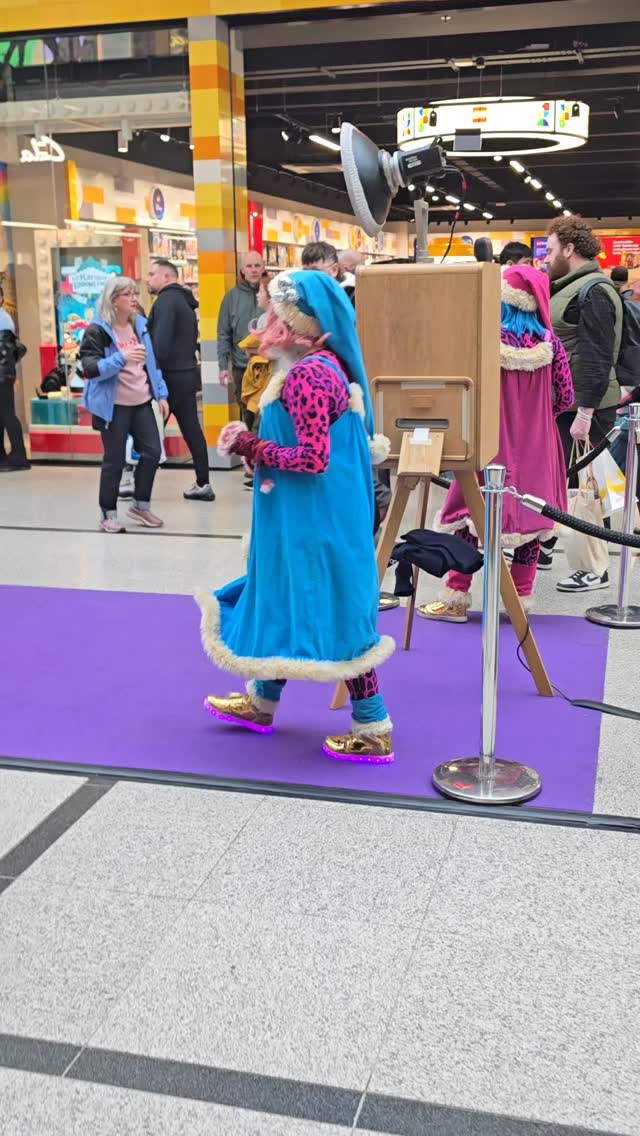 Our last day @manchesterarndale giving away FREE Christmas Photos as part of their £500 giftcard giveaway! 🎁📸 #Christmas #Photos #Giftcard #Giveaway
#corporateevent corporatechristmasparty corporateideas coporate coporatechristmas corporateeventplanner christmasvibes christmas2025 christmasfun fun props photoboothparties photoboothcorporate photobooths photobooth photoboothfun photoboothideas fun props