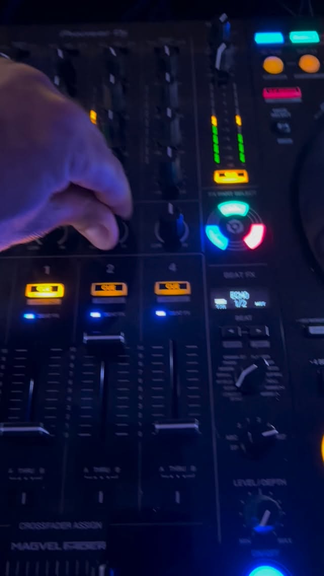 We love hot dance floors 🪩🔥🕺💃 feeling the vibe, and delivering good vibes to all the dance floors 🎧🪩 #weddingdj #destinationwedding #destinationweddingdj #diogoferreiradj #eventdj