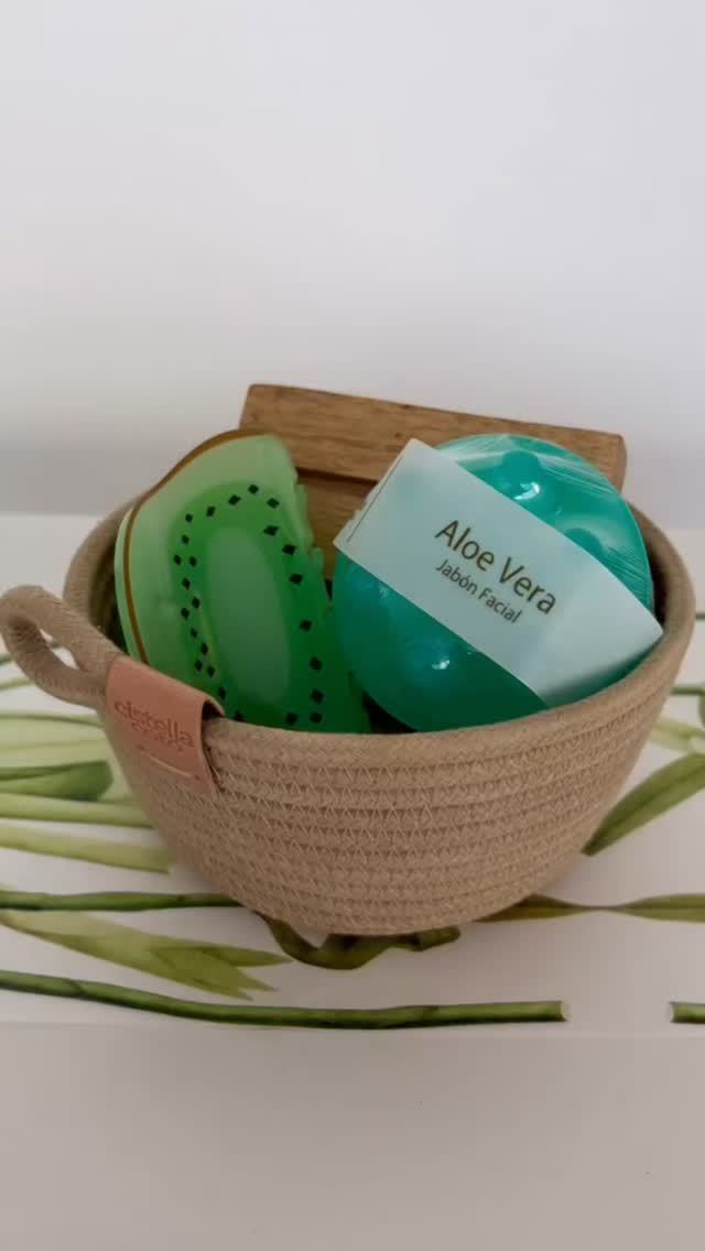Kit 🌿 Ritual Fresco Kiwi & Aloe
Un kit pensado para consentir y organizar con un toque de frescura natural. Incluye una linda canasta organizadora ideal para el día a día, un suave jabón facial de aloe vera que limpia e hidrata la piel, una práctica jabonera para mantenerlo siempre seco y un hair clip con diseño de kiwi que añade un detalle divertido y fresco a cualquier look. Perfecto para regalar bienestar, cuidado personal y estilo en un solo detalle.#kitsderegalo #kitscosmeticanatural #jabonesartesanales #regalosespeciales❤️️ #navidad2025