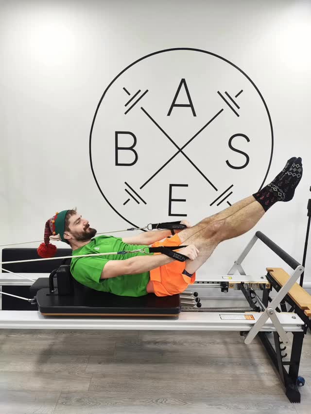 We thought Henry had stollen the show….
🎄.
#reformerpilates #pilatesstudio #festivevibes❤️