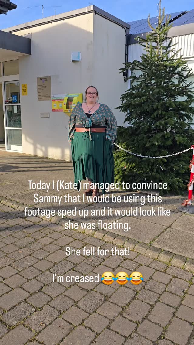 Oh my days, I had to stop recording after a few seconds because I couldn't breath 😂😂😂
I can't believe she fell for it!
No doubt the revenge will be served cold 😂😂😂
#sisterduo #sisterlove #Peachypearclothing