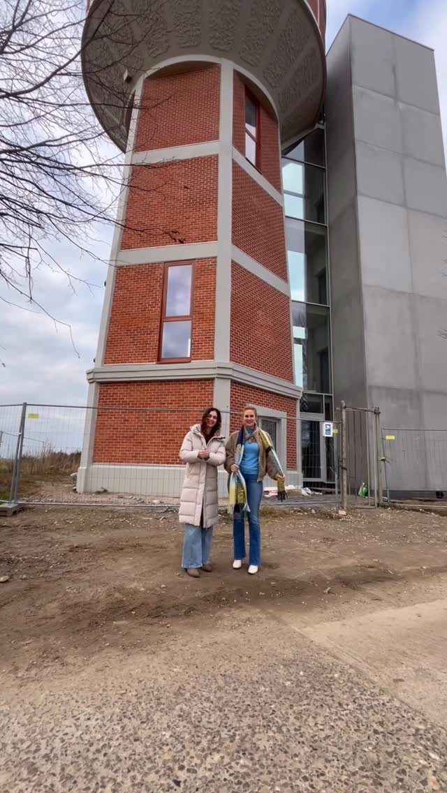 ✨ Nieuw avontuur bij Time Out! ✨
Onze iconische watertoren in Vroenhoven krijgt een nieuw leven en wordt binnenkort de Droomtoren! 🏰
En het mooiste nieuws? Wij mogen deze unieke plek uitbaten!
💫 Een luxueus verblijf vlakbij Maastricht, vol authenticiteit, rust en adembenemende uitzichten.
📅 Boeken kan vanaf februari 2026 – en we vieren dit met een aftelkalender van 2 weken vol verrassingen: champagne op de kamer, tapas bij aankomst of een gratis derde nacht!
We kunnen niet wachten om jullie te verwelkomen in de Droomtoren, ons nieuwste avontuur! 🥂
#riemst #timeoutvakantiemakers #watertoren #logereninvlaanderen #origineelovernachten #visitriemst