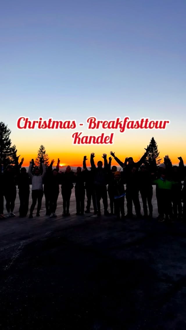 🎄 Christmas Breakfast Tour @bergweltkandel ✨
Diese Tour auf dem Kandel war ein perfekter Abschluss für dieses Jahr.
Abwechslungsreiche, dynamische Ganzkörperübungen, frische Winterluft und einfach wunderschöne Aussichten am Kandel.
Wir starteten mit einem traumhaften Sonnenaufgang, und die Sonne begleitete uns den ganzen Weg bis zur Kandelspitze.
Bewegung für den Körper und die Natur für den Geist.
Alles im Einklang – genau das macht diese Touren so besonders.
Zum Abschluss gab es ein entspanntes, ausgewogenes Frühstück im weihnachtlichen Ambiente.
So konnte man nochmal alles in Ruhe und auf eine besondere Weise genießen. ✨
Ich bin dankbar über jeden Teilnehmer und die gemeinsamen Momente – ein wunderschöner Abschluss voller Bewegung, Genuss und Weihnachtsmagie. ❤️
@hansefit @wellhub @zweitaelerland @bergweltkandel
#christmas #melleticsontour #bergweltkandel #kandel #christmastour #winterworkout #outdoorfitness #fullbodytraining #sonnenaufgang #blackforestlove #schwarzwald #bewegunginderNatur #weihnachtsmagie #fitforlife #dankbarkeit #jahresabschluss #bewegungundgenuss