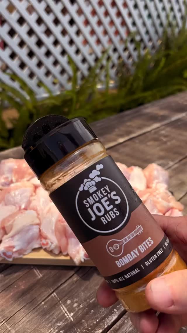 Check this one out by @the_sow_and_cow Butter Chicken Wings with Mint Dipping Sauce.
Hot and Fast and Delicious.
Grill: @webergrills Kettle from @coastlinebbq
Heat: @redheads.matches 🔥
Rub: Bombay Bites @smokeyjoesrubs
Sauce: @28statesco Butter Chicken Hot Sauce
#bbq #indianfood #wings #chickenwings #hotsauce