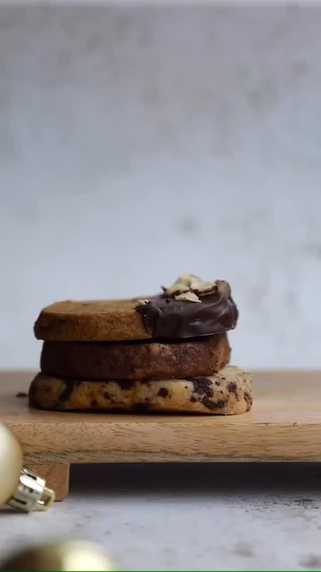These super easy, vegan-friendly shortbread biscuits (3 different flavours) are perfect for the festive season ✨🎄 Recipes on blog!
#veganbakingrecipes #veganchristmasfood #shortbreadcookies