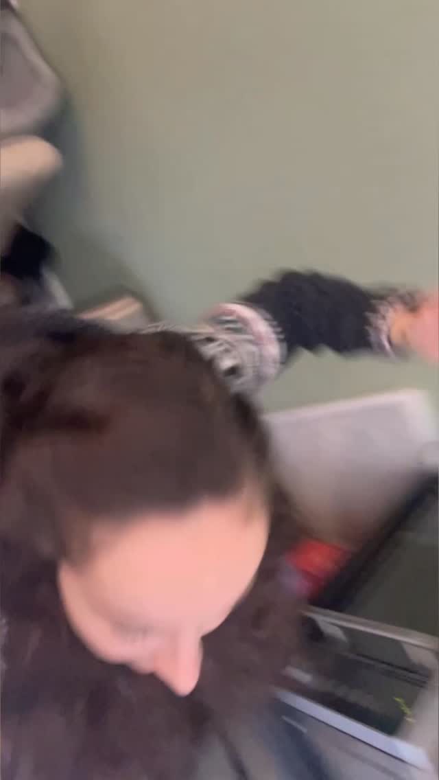 Wie viele Vanillestangen aktuell beim Plätzchen backen wohl weggeworfen werden?! 😭🍪
Deshalb hier meine drei schnellen Tipps zum Verwerten . 🙌🏻✨
1. Vanillezucker mindestens 2 Wochen ziehen lassen und öfter mal schütteln.
2. Vanillearoma - für 100ml Vanillearoma benötigt ihr 100ml hochprozentigen (~40%) Alkohol (dabei eigenen sich übrigens auch Reste ;D) und mindestens 4 ausgekratzte Schoten oder weniger, wenn eine MIT dem Mark dabei ist.
-> So sollte es kühl und dunkel gelagert werden. Zwischendurch schütteln und ca. 4 Monate ziehen
lassen. Mit der Zeit wird es immer aromatischer.
EXTRA Verwertung- wenn das Vanillearoma leer ist, die Schoten trocknen und für Vanillezucker verwenden. ⬆️
3. Vanillepudding:
125 ml PflanzenMilch
1 ausgekratzte Vanilleschote
15 g Zucker/Süße nach Wahl
1 Tl Speisestärke
-> Milch mit der Vanilleschote zum Kochen bringen.
Stärke mit Zucker in etwas kaltem Wasser auflösen und in die leicht köchelnde Milch einrühren.
Rühren bis der Pudding schön cremig ist und genießen.
Welche Verwertung probiert ihr als erstes aus? ✨😍