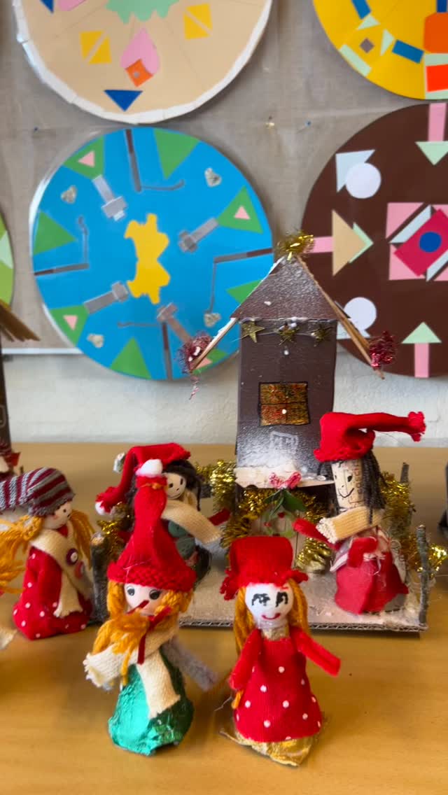 HVER FOR SIG ER DE SMÅ LANDSKABER SUPERFINE 🥰
Samlet udgør de - der ved siden af hinanden - små, skønne afsnit i en kæmpestor, fantastisk julefortælling om en nisseby med meget forskellige indbyggere i meget forskellige huse 🎅🏡🎄🏣🤶🥰
De mange flotte nisser og deres lige så flotte huse er resultatet af 3. klasses seneste billedkunsttimer 🎨✂️
Og dem ville vi faktisk gerne bare vise jer 🥰🎄🧑🎄🏣
#Nisser #Nisselandskab #Billedkunst #Formning #Nissehus #Kreativitet #Krea #Fællesskab #friskoleliv #friskole #herningfriskole #etgodtstedatlæreværeogvokse