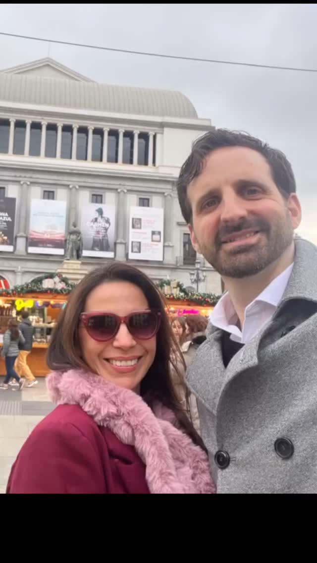 15 años ♥️ Bodas de cristal.
Miramos atrás y nos parece un suspiro.
Hoy después de tantos años, tanto amor y kilómetros recorridos (sí, literal) seguimos escribiéndola juntos.
14/12/2010 - ♾️