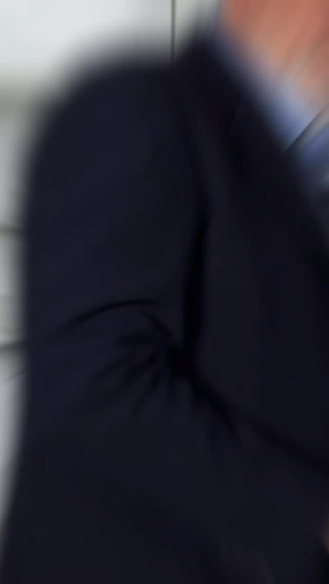 Antes de trocar pessoas, demitir ou cobrar mais, faça uma pergunta simples:
alguém deixou claro o que precisa ser feito, como deve ser feito e qual resultado é esperado?
Na maioria das empresas, o erro não está no time.
Está na liderança que não organiza, não direciona e não sustenta o processo.
Equipe sem direção vira tentativa.
Tentativa vira erro.
Erro vira retrabalho, custo e desgaste.
Liderar não é apagar incêndio.
É criar caminho.
Se você sente que sua empresa trabalha muito e entrega pouco,
talvez não falte competência — falte gestão.
👉 Sou mentor de empresários há mais de 35 anos, especializado em formar líderes e estruturar empresas para crescer com método.
Clique no link da bio e converse comigo.
#liderança #gestãoempresarial #mindsetempresarial #sucessonosnegócios #gestaodepessoas #consultoriaempresarial #liderançaempresarial