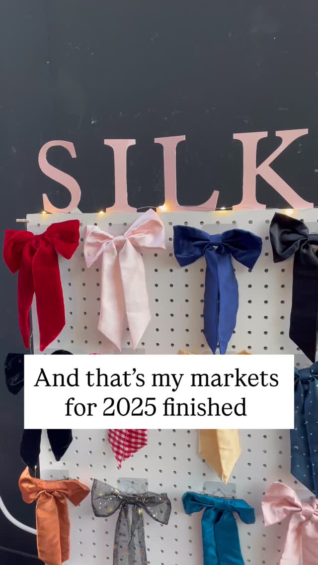 After a 6 year (yes, really!) break from markets, last December I decided I would try one London market and set up at Crafty Fox. Last December I was really struggling; I was so demotivated by the scale of photo theft I was facing (it’s still there of course, but I have some more energy to keep fighting it now) and essentially grieving for the end of a 20 year+ friendship.
That Crafty Fox market in 2024 was this little light shining through that showed me what I wanted to keep doing and why. Having those conversations with people who complimented my work was a rallying cry for me to come back this year and keep fighting. That’s not saying at all that this year has been a breeze; I’ve possibly worked the hardest I’ve ever worked and at the risk of sounding like a LinkedIn tw*t, this year has involved planting a lot of seeds that I am starting to see sprout.
I want to say thank you to everyone who visited me at my markets this year. Going from none to one in 2024 and then eight in 2025 has been a *journey* and I have had some of my best ever markets at @saladdaysmarketlondon and @craftyfoxmarket this year.
Video description- panning across a market set up with hair bows on a peg board and letters reading SILK at the top, silk eye masks and scrunchies on bracelet holder stands and a cardboard scrunchie vending machine with text over the top reading “And that’s my markets for 2025 finished”