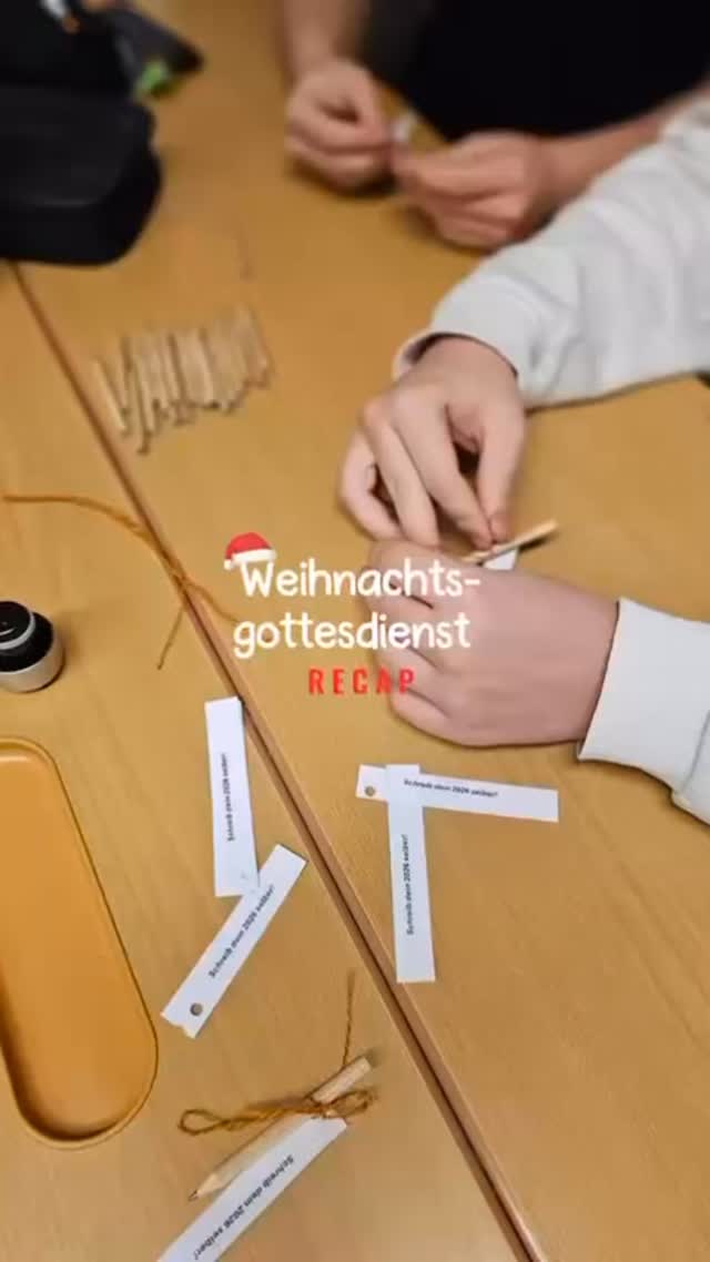 Ein kleiner Einblick in unseren Weihnachtsgottesdienst am Mittwoch. Die Vorbereitungen dafür hat die 3HLS übernommen.
Wir wünschen euch frohe Weihnachten🎄
