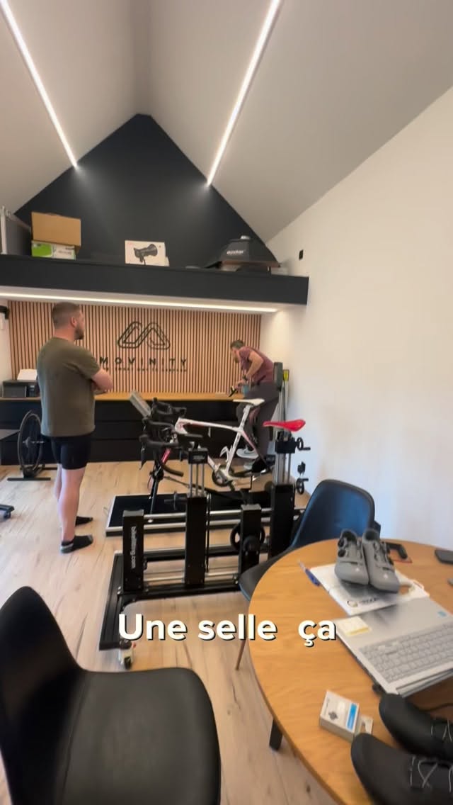 🔧 Inclinaison de selle : pourquoi “légèrement vers l’avant” est souvent le bon choix
Contrairement aux idées reçues, une selle réglée visuellement “à plat” n’est pas toujours biomécaniquement neutre.
👉 La majorité des selles modernes ont un arrière relevé, ce qui incline naturellement la zone d’appui du bassin vers l’arrière.
En analyse posturale, une légère inclinaison vers l’avant (–0,5° à –1,5°) permet :
✅ d’horizontaliser la zone d’appui réelle des ischions
✅ de favoriser une antéversion naturelle du bassin
✅ de réduire les pressions périnéales
✅ d’améliorer la stabilité et le confort sur le vélo
⚠️ Attention : trop d’inclinaison peut entraîner une surcharge des bras et des épaules.
👉 Comme toujours, le bon réglage dépend de la selle, de la morphologie et de la discipline.
🎯 Un détail en apparence… mais un impact majeur sur le confort et la performance.
#AnalysePosturale #BikeFitting #RéglageVélo #Cyclisme #ConfortSurLeVélo