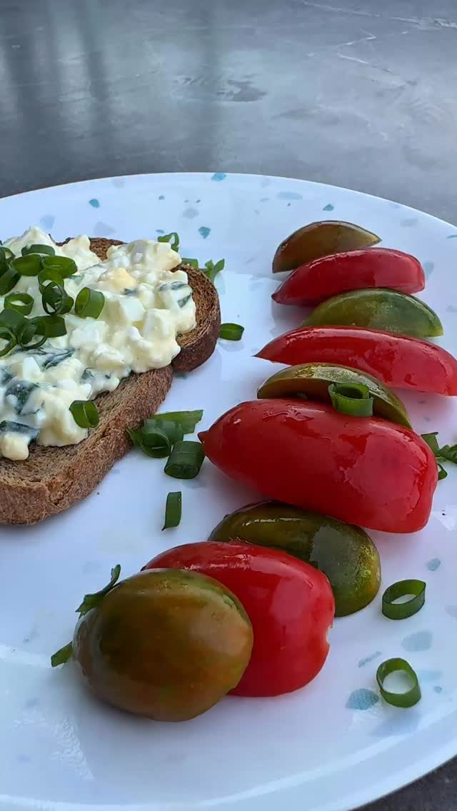 הסלט ביצים הזה מכיל 2 רכיבים בלבד!! ממש דל בקלוריות , מלא בחלבון וקלל לכלכך להכנה כי כל מה שהוא מכיל זה רק ביצים ו... קוטג!! ונשבעת שיש לזה טעם ממש של סלט ביצים רגיל!
מצרכים למנה-
2 ביצים קשות
2 כפות קוטג’
תבלינים לפי הטעם- אני שמתי בצל ירוק\ עירית, מעט מלח ופלפל
אופציונלי- 1 כפית חרדל דיזון
אמאלה כמה זה קל , פשוט אבל טעים!
כל מה שצריך לעשות זה לבשל את הביצים עד שיהיו עשויות מדיום , לקצוץ טוב טוב ולהוסיף את הקוטג’ והתבלינים וזהו! כן! כלכך פשוט ומהיר!
יכולים לאכול עם לחם וירקות בצד ועשיתם לכם ארוחת בוקר מושלמת ומגוונת עם מלא חלבון!
ערכים לכל מנה- כ-200 קלוריות וכ- 200 קלוריות וכ-18 גרם חלבון!!
בתאבון!
ספרו לי בתגובות אם אהבתם 😊
#דיאטניתקלינית #ירידהבמשקל #תזונהנכונה #מתכוניםקלים #סלטביצים