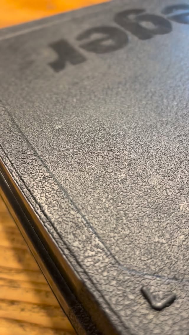 Die STOEGER STR-9 Combat SX Smoked Bronze ist die Premium-Variante der STR-9-Familie. Mit ihrer Cerakote-Beschichtung in Rauchbronze, dem für Optiken vorbereiteten gefrästen Verschluss und dem Gewindelauf bietet sie eine gelungene Balance aus Optik, Modularität und praktischer Funktionalität. Kommt mit Original-Hartschalenkoffer - 3 Magazine (1 x 17 Schuss / 2 x 20 Schuss) - 1 Holster - Optik-Adapterplatten (für Optik-Ready-Versionen) - Bedienungsanleitung, Garantiekarte, sichere Verpackung Technische Daten: - Funktionsweise: Schlagbolzenschloss - Kaliber: 9 × 19 mm Parabellum - Lauflänge: 120 mm - Gesamtlänge: 203 mm - Magazinkapazität: 17 / 20 Schuss - Gewicht (unbeladen): 735 g - Laufgewinde: Ja (genaues Gewinde je nach Artikelnummer prüfen) - Schiene: Picatinny-Schiene unten - Visierung: Fiberoptisches Korn / Kompatible Kimme für Schalldämpfer - Abzugsgewicht: max. 2,5 kg #armeriagrigioni