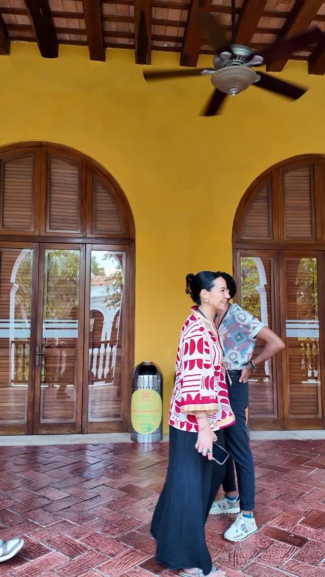 Este Mercado Cultural del Caribe nos llenó de orgullo.
Ser beneficiarios del programa Cultura Circular del British Council nos permitió dar un paso más y apostarle a un evento mucho más sostenible.
Hoy queremos contarles un poco de ese camino, de las decisiones conscientes que tomamos y de cómo la cultura también puede transformar la forma en la que habitamos y cuidamos nuestro entorno. 🌱🎶