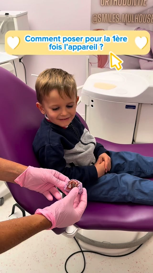 🦷 ✨ Aujourd’hui, William est tout content de recevoir son appareil mobile !
Première pose de l’appareil:
👉 comme un jeu d’enfant,
👉 sans douleur,
👉 avec plein de sourires 😄
✨ Un grand merci à notre laboratoire et à nos super prothésistes pour ce bel appareil fait sur mesure, les jolis dessins et la qualité du travail 👏🦷 @labo.ortho.technic #madeinfrance🇨🇵️
Parce qu’au cabinet Smiles Mulhouse, soigner son sourire peut aussi être fun !
#cabinetorthodontie #drvivianasereanu #smilesmulhouse #sourireavecplaisir #orthodontie #appareilorthodontique #poseappareildentaire #1erfois #sansdouleur #laboratoire #alsace #mulhouse #bale