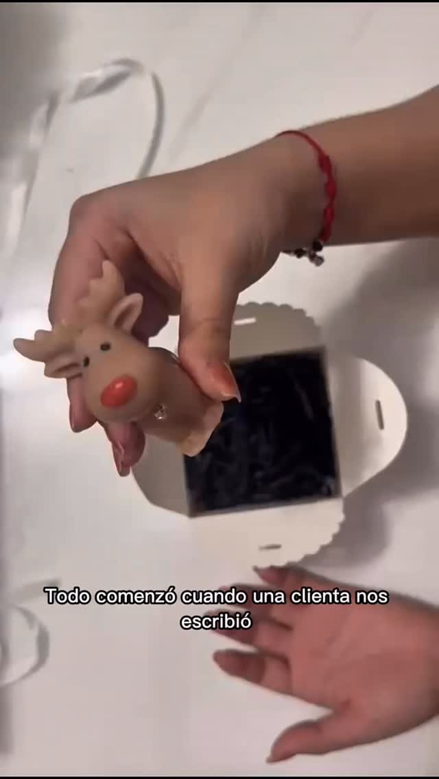 A veces los pedidos especiales se convierten en las mejores ideas ✨
Una clienta nos escribió buscando 20 velitas de reno, pero el molde ya había sido descontinuado y solo quedaban 5.
Así que juntas creamos este combo mágico 🎄
5 renos 🦌 | 5 soldados 🪖 | 5 arbolitos 🎄 | 5 snowman ☃️
Cada vela fue empacada con amor, cuidado y mucha ilusión 🤍
Porque cuando no hay moldes, hay creatividad#VelasArtesanales
#VelasDecorativas
#HechoAMano
#SmallBusiness
#Emprendedoras
#NavidadConEstilo
#VelasNavideñas
#HandmadeCandles
#GiftIdeas
#ChristmasCandles
#PackagingAesthetic
#CandleLovers
#DetallesQueEnamoran
#ApoyaLoLocal
#WaxedDreams