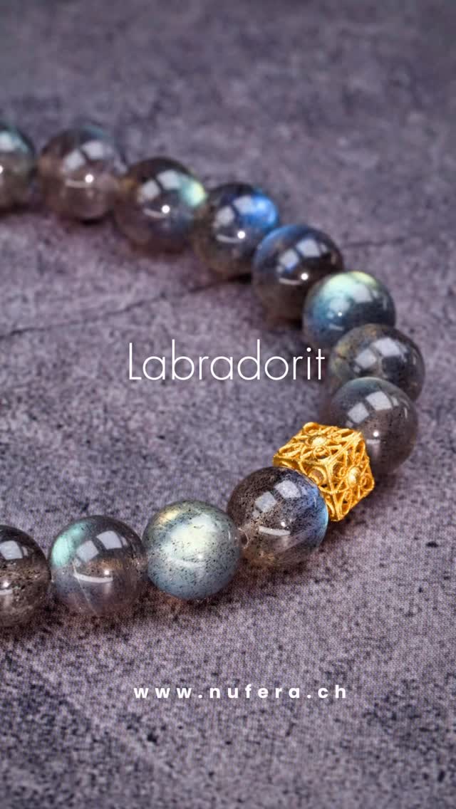 Labradorit✨
Der Labradorit ist nach seinem ursprünglichen Fundort in der Region Labrador in Kanada benannt.
In der Kultur der Inuit – der indigenen Bevölkerung der Arktis – wurde dieser Stein als Spiegel des Nordlichts verstanden: ein Licht, das Schutz bot und Reisenden in einer rauen Umgebung Orientierung gab.
Aufgrund seines je nach Blickwinkel wechselnden Farbspiels wird Labradorit traditionell mit Beobachtungsgabe, der Wahrnehmung der Umgebung und einem überlegten Blick auf das Gesamtbild verbunden. See more 👉🏻 www.nufera.ch #Labradorit
#Edelsteinschmuck
#HandgemachterSchmuck
#Naturstein
#Schweiz