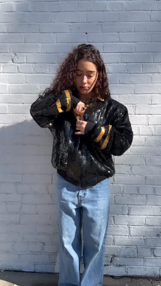 A moment for this JACKET 🤩✨🌟 This 90’s sequin bomber is an absolute show stopper! A NYE must have because nothing says Happy New Year quite like “champagne, caviar, and me!” Even fitting for Mardi Gras season… 💛 Who’s going to be the next proud owner of this piece? 👀
#timewarpbr #shoplocal #midcitybr #vintage #vintagefashion #vintageclothing