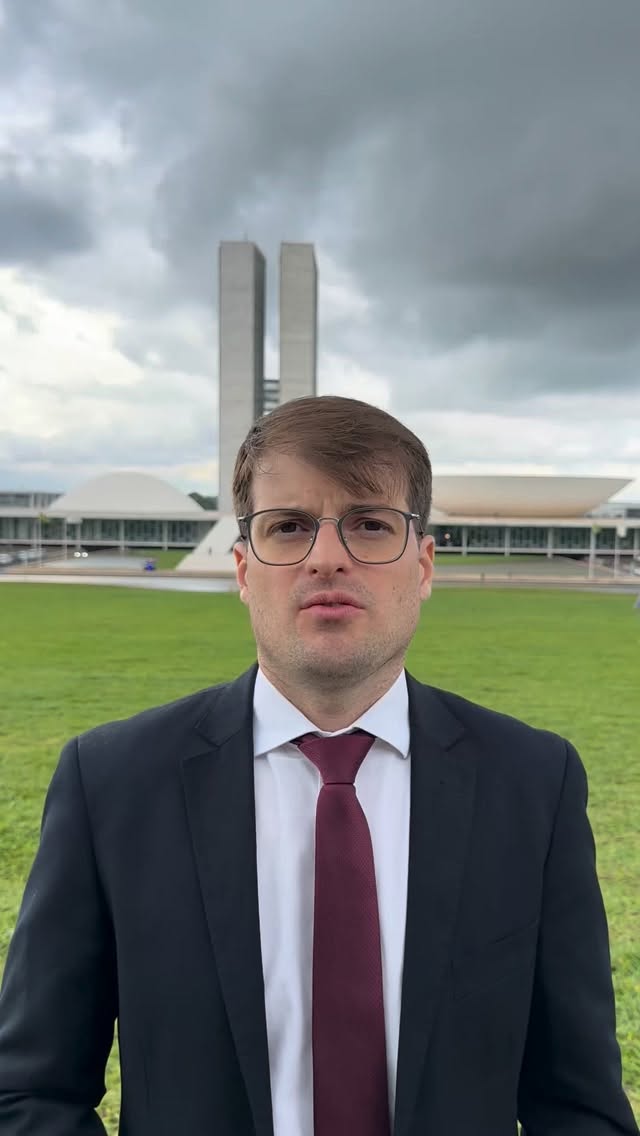 🔵 O Brasil está passando pela maior mudança tributária das últimas décadas.
No vídeo de hoje explico, de forma simples e direta, como tributos como PIS, Cofins, ICMS e ISS serão extintos, dando lugar ao IBS e à CBS, que compõem o novo modelo da Reforma Tributária.
Também falo sobre o período de transição, que será gradual, para que empresas e contribuintes possam se adaptar ao novo sistema sem impacto imediato e sem surpresas.
Essa mudança afeta diretamente a rotina fiscal das empresas, e entender desde já como essa migração vai funcionar é essencial para um bom planejamento.
👉 Assista ao vídeo para entender o que muda na prática.
📩 Precisa de orientação sobre como sua empresa será impactada? Me chama no direct!
#ReformaTributária #IBS #CBS