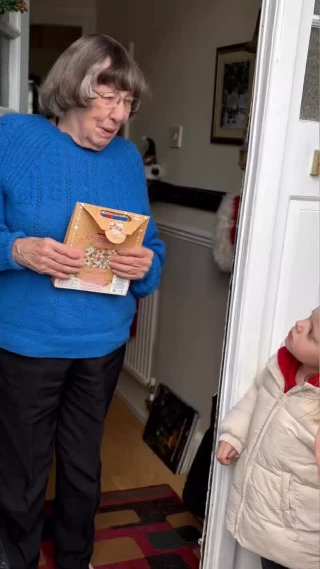 Our wonderful little elves had a big mission!
Delivering hampers to the elders in our community to spread kindness, gratitude and a whole lot of Christmas cheer. It was so lovely to see how much joy it brought and the children loved it too. You’re never too young to learn about community spirit! ❤️