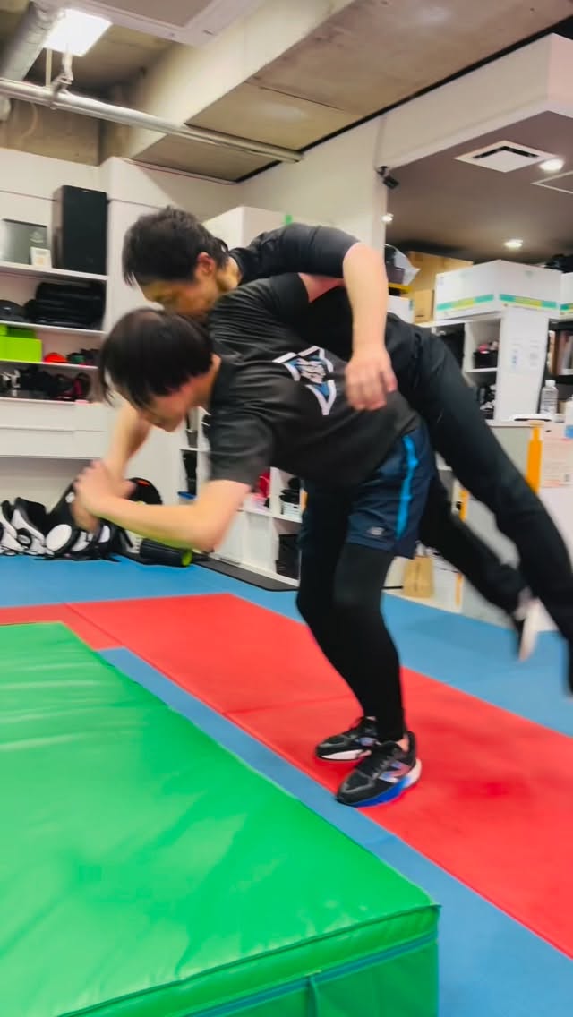 2025年12月21日(日)開催のクリスマスワークショップの詳細が決まりました!
【テイクダウン・スイープ】【ガン・ディフェンス】【ボディ・メンテナンス】のトレーニング内容をご用意いたしました。
会員の方はもちろん、休会中の方やビジターの方、護身術がはじめての方でも参加可能です。
今年最後のワークショップに是非ご参加ください。
【日程】
2025年12月21日(日)
【場所】
クラヴマガ大阪トレーニングセンター
【タイムライン・詳細】
第一部 10:00〜11:30 テイクダウン・スイープ
第二部 11:45〜13:15 ガン・ディフェンス
第三部 13:30〜15:00 ボディ・メンテナンス
◆第一部 【テイクダウン・スイープ】
メインインストラクター:竹内
定員数:14名(先着順)
基本かつ安全な受け身の取り方、投げ技の重要な要素である崩しのテクニック、実際の護身シチュエーションでどのような場合に投げ技を使うかなどのトレーニングを行います。
<トレーニング内容>
・受け身(前、横、後ろ)
・崩しのテクニック
・テイクダウン、スイープの各種テクニック
・護身シチュエーションからの投げ技の使い方
◆第二部 【ガン・ディフェンス】
メインインストラクター:中村
定員数:14名(先着順)
ガン・ディフェンスの基本から応用テクニックまでを幅広くトレーニングを行います。
<トレーニング内容>
・ガンの仕組み
・ガンDFの基本的な考え方
・ガンの奪取方法
・シチュエーショントレーニング(基本から応用テクニックまで)
◆第三部 【ボディ・メンテナンス】
メインインストラクター:AIKA
定員数:10名(先着順)
疲労回復や怪我防止を目的として身体に優しいストレッチを行い、凝り固まった部位を時間をかけてゆっくりほぐしていきます。
<トレーニング内容>
・ストレッチポールを使った肩甲骨、腰・骨盤付近のストレッチ
・凝り固まった部位の効果的なストレッチ月に自宅でできる、セルフストレッチ方法レクチャー
【参加方法】
ビジター受講料:3,300円(税込)/部
Webサイトよりご希望のメニューを選択してお支払い下さい。
※お支払いをもって参加受付となります。
年内最後のワークショップです。
みなさまのご参加、お待ち致しております。
#クラヴマガ#クラヴマガ大阪#護身術#実戦護身術#kravmaga#kravmagaosaka#kravmagaisrael
#selfdefense #fight