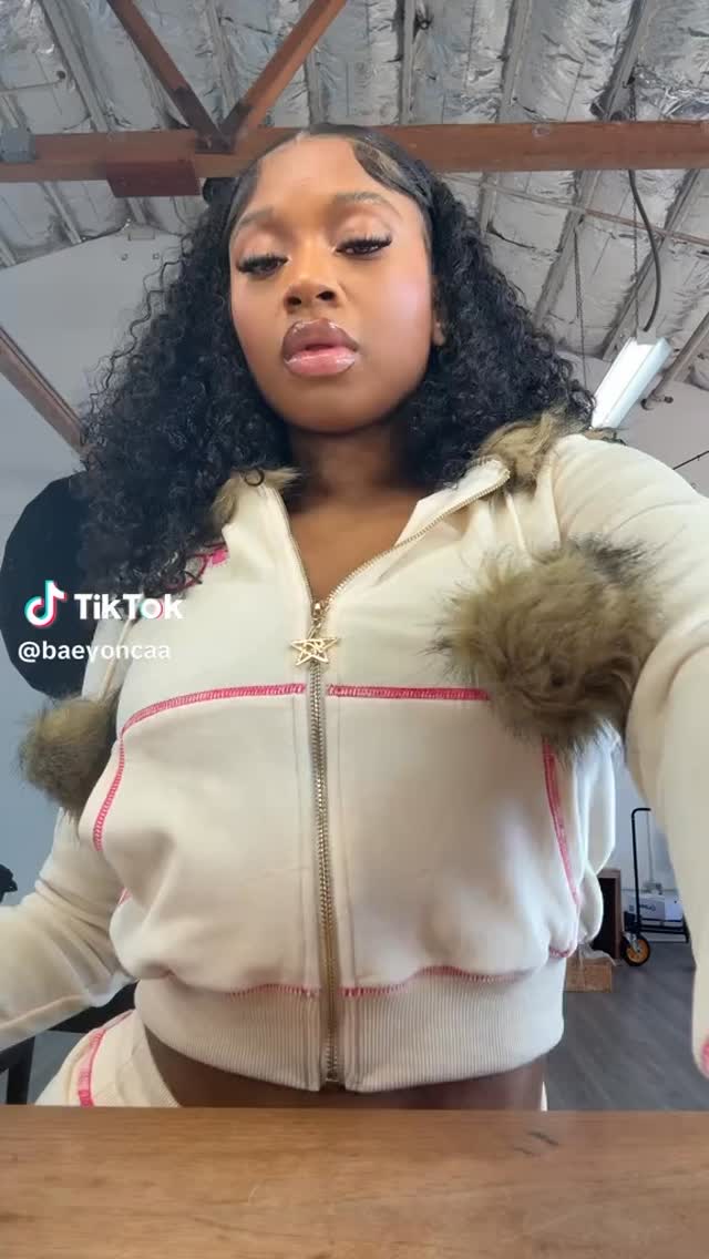 @baeyoncaa serving looks with our pixie inch curls. soft, full & unapologetically THAT girl! 🤭
#luxuryhair #curlyhair #laceaddicted #explore