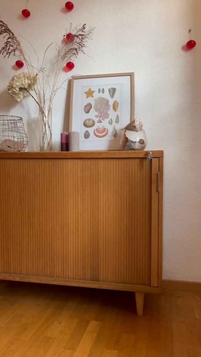 VERKAUFT Vintage Klassiker in Eichenholz mit 2 Schlüssel und schicke konische Beine.