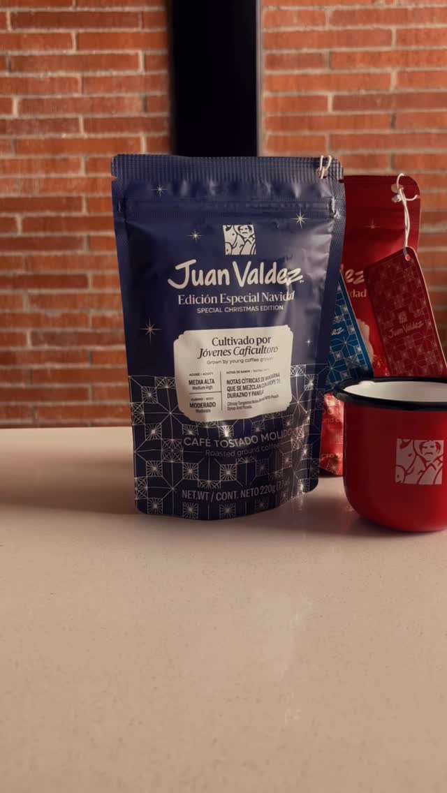Abrir una bolsa de @juanvaldezcafe es siempre especial por su aroma, tradición y sobre todo por su origen.
☕️Descubre Renacer un proyecto que apoya a jóvenes caficultores de nuestro país.