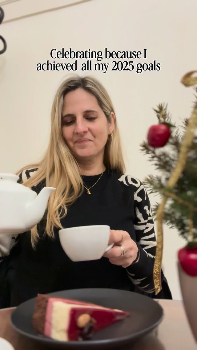 Celebrating because I kind of reached all my 2025 goals ✨
“Spend all my money” → actually meant investing in a dream: my home in Portugal.
“Go viral” → happened, without losing sight of what matters: a genuine expat community.
“Survive 3 teenagers” → turns out this stage is intense, funny, and full of unexpected connection.
And a goal I didn’t plan for:
hugging friends in different countries and helping hundreds of expats feel happier, more grounded, and less alone.
#expatcoach #expatlife #onlinetherapy #expatcommunity