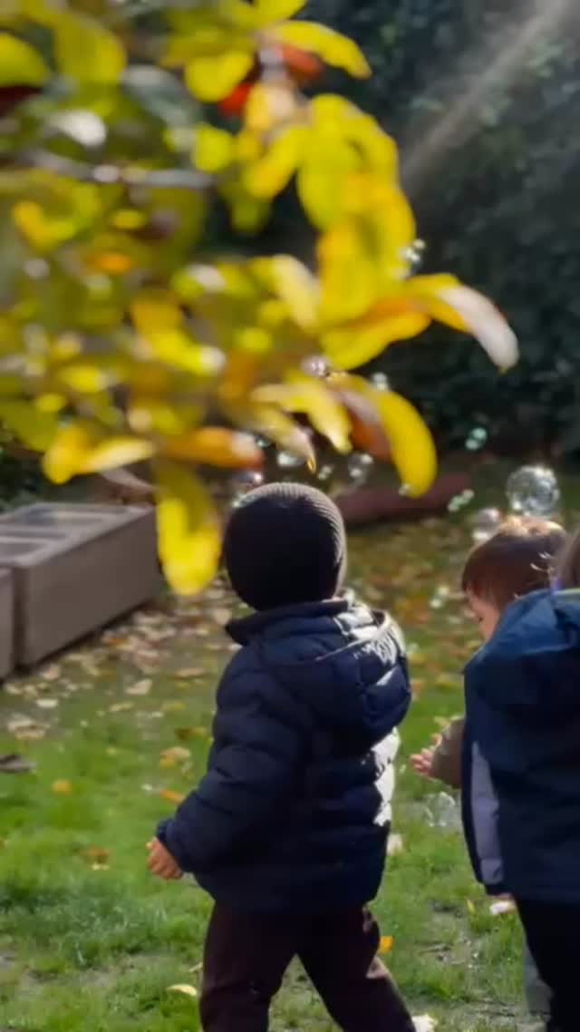 OLÂ’da eşlik etmek, öğretmekten önce gelir.
Çocuk yeni deneyimlere yelke açarken gözlemleyebilir, bekleyebilir, yoğun hisler deneyimleyebilir. Biz de tam burada onlara eşlik ederiz; hızlandırmadan, zorlamadan, birlikte kalarak.
OLÂ’da biz çocuklara yön vermekten çok yanında durmayı seçeriz. Oyun; duygunun ifade bulduğu, ilişkinin güçlendiği yerdir.
Ve gelişim & öğrenme tam da bu temasın içinde filizlenir.