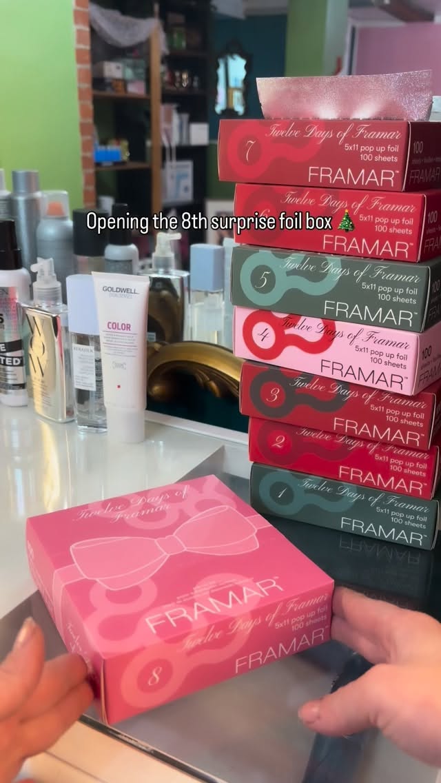 Festive, pink & sweet 🎄💖 this might be my fav 🙈 @framar
#framar #foils #christmas #adventcalendar #hairstylist