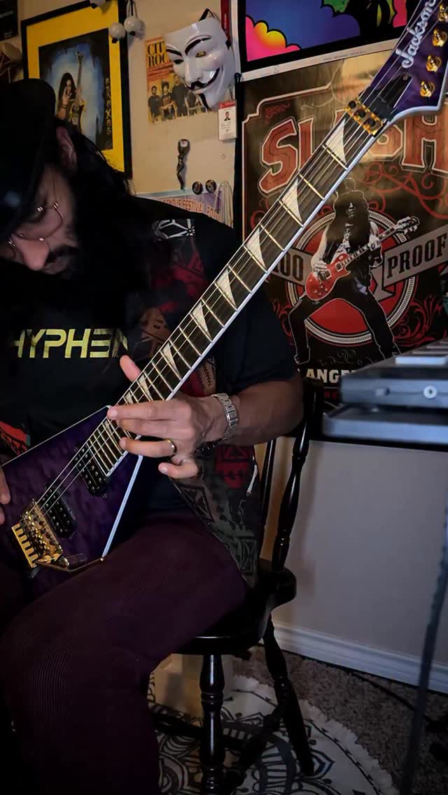 Merry Christmas my darlings!
•
#hyphenthazhath #onemanband #guitarist #fusion #houston