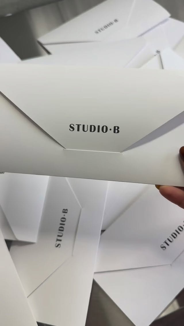 Zeit. Wohlfühlen. Beauty. 🤍
Mit einem Gutschein von Studio B verschenkst Du mehr als nur eine Behandlung 💫