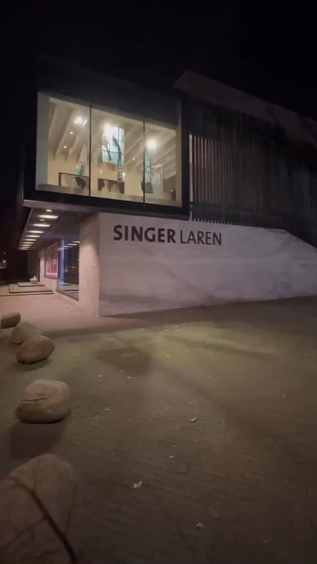 De premièreweek zit erop. Wat een feest!
We zijn inmiddels vijf voorstellingen verder.
Het stuk leeft, ademt en groeit door, we vinden nog steeds ‘missing pieces’
en het Rad draait steeds vrijer.
Wat een lieve mensen zijn we overal tegengekomen!
Dank aan @theatersingerlaren in Laren, de @theaterkerk_bemmel in Bemmel, @spottheater in Groningen, en het @hetmusiater in Zevenaar.
Onze laatste voorstelling dit jaar gaven we gisteren in het prachtige @theaterhof88 in Almelo, waar we eindigden met een staande ovatie.
Mooier konden we dit jaar niet afsluiten.
Het Rad van Fortuin blijft in beweging.
Op naar 2026!