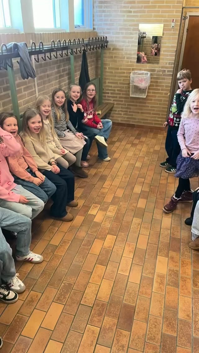 NU ER DET ALTSÅ JUL IGEN 🤩 for Herning Friskoles juleafslutning er vel overstået efter en dejlig formiddag på skolen 🎄🕯️🎅🎶
Først var der fællessang i aulaen, så julehygge i klasserne og til sidst den traditionsrige, fælles afslutning i gymnastiksalen, hvor:
🕯️ 2.klasse sang julen ind med ‘Nu tændes tusind julelys’
🎅 3. klasse fremførte årets julespil
🎶 5., 6. og 7. klasse og Herning Friskoles Jule-pigekor spillede og sang
I år tog Karsten Pedel fusen på os alle sammen ved at lukke og slukke juleballet, klædt ud som selveste Julemanden, der gav et julenummer 🎅🎶👌 Til kæmpe begejstring hos både de yngste og de ældste 🤩
TAK FOR FØRSTE HALVDEL af dette skoleår ❤️ Og rigtig god ferie 🥰
Vi ønsker jer alle den glædeligste jul og et helt fantastisk nytår 🎄🌟
På gensyn den 6. januar 🥰
#Juleafslutning #Jul #Fællesskab #herningfriskole #etgodtstedatlæreværeogvokse